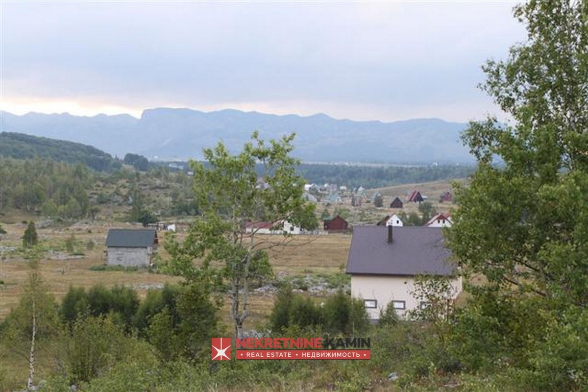 Veliki plac sa dvije stare ruševine na Žabljaku